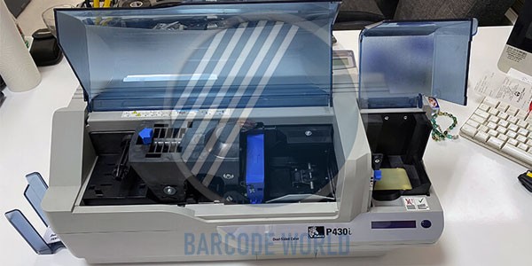 Máy in thẻ nhựa Zebra P430i cho phép in ấn nhiều màu sắc khác nhau