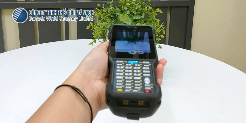 Máy kiểm kho Unitech HT730 giải mã 1D 2D khoảng cách 20m Máy kiểm kho Unitech HT730 giải mã 1D 2D khoảng cách 20m