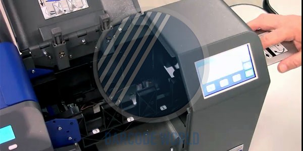 Máy in thẻ nhựa Datacard CR500 được bao bọc kỹ càng bởi lớp vỏ nhựa dày