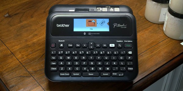 Brother PT-D610BT sử dụng bàn phím QWERTY và màn hình màu