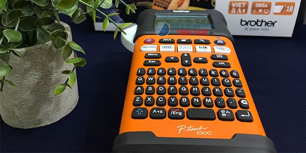 Brother PT-E300 trang bị bàn phím QWERTY và phím chức năng cho thiết kế nhãn dễ dàng hơn