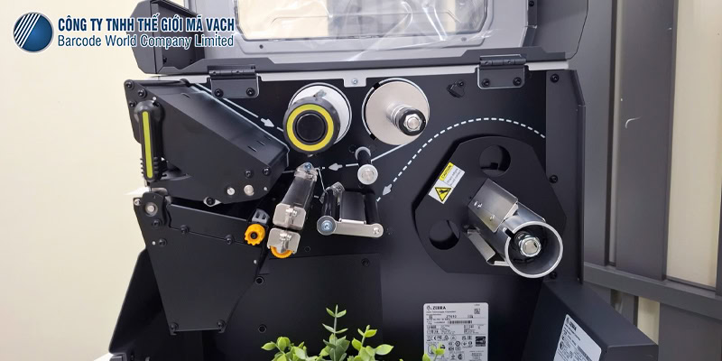 Máy in tem Zebra ZT610 không gian máy rộng cho sức chứa vật liệu in lớn Máy in tem Zebra ZT610 không gian máy rộng cho sức chứa vật liệu in lớn