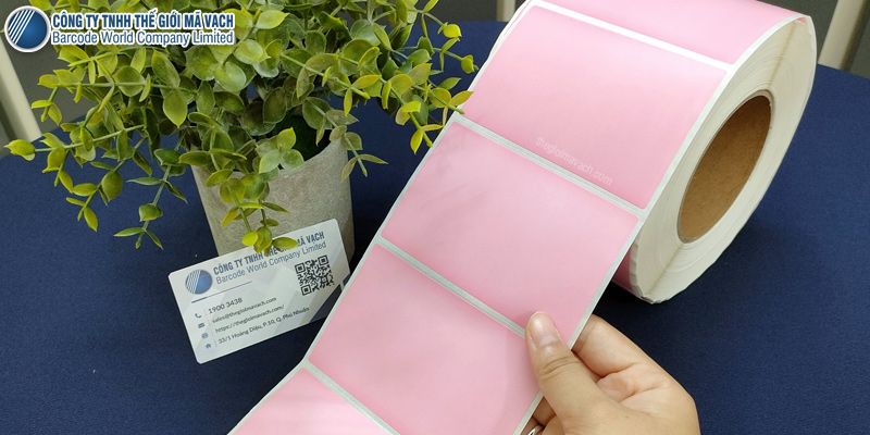 Bề mặt decal giấy in mã vạch 100x65mm màu hồng mềm, mịn