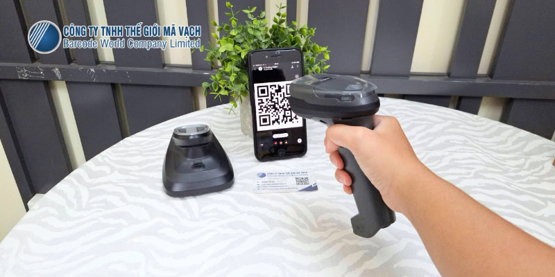Máy quét mã vạch không dây đọc được mã QR trên màn hình điện thoại Máy quét mã vạch không dây đọc được mã QR trên màn hình điện thoại