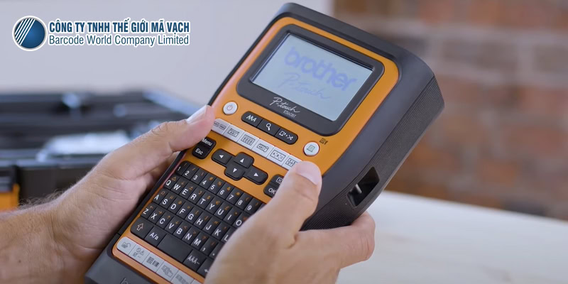Brother PT-E560BT với các phím chức năng tạo nhãn tiện lợi