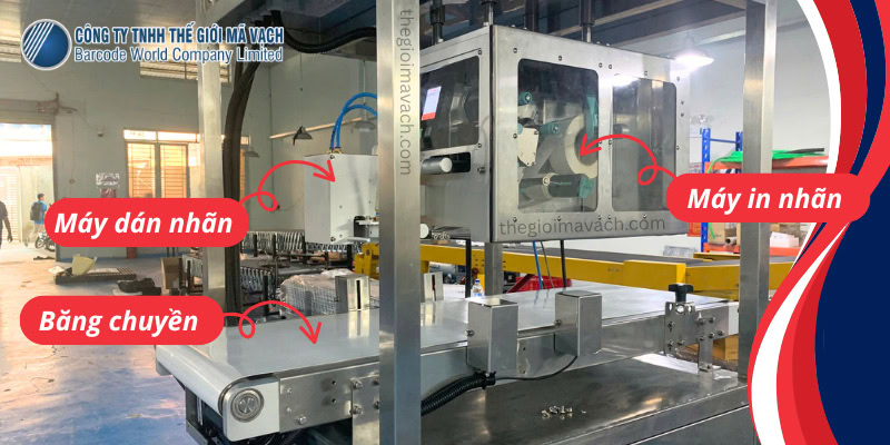 Máy in, dán tem nhãn tự động cho băng chuyền là một hệ thống tự động hóa quy trình in và dán nhãn lên sản phẩm trên dây chuyền sản xuất