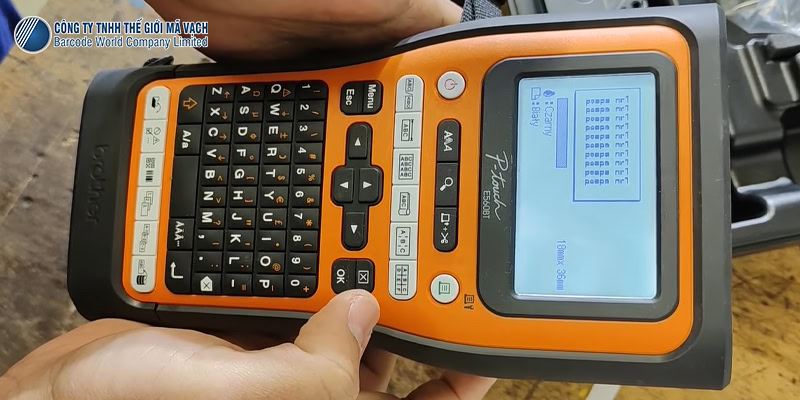 Bàn phím QWERTY Brother PT-E560BT nhập liệu nhanh chóng