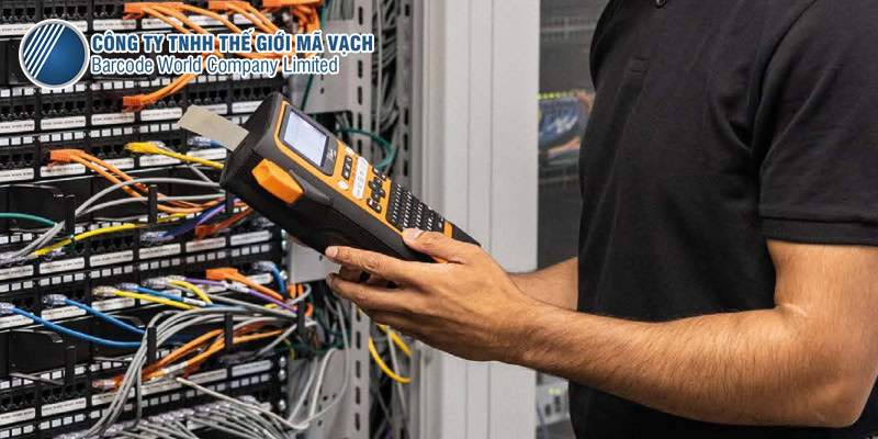 Máy in nhãn cầm tay Brother PT-E310BT mang theo tiện dụng
