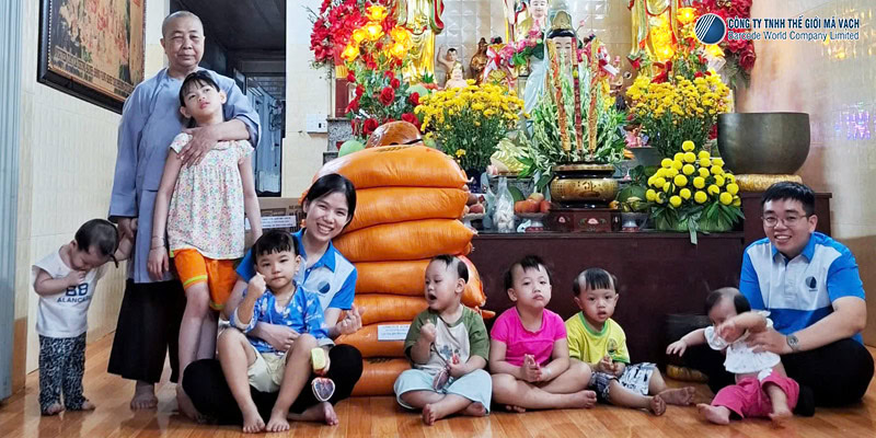 Chụp hình kỷ niệm cùng sư cô và các bé tại Mái Ấm Minh Tâm