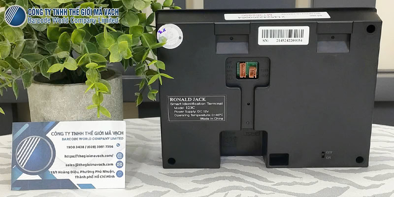 Máy chấm công Ronald Jack 123C được trang bị pin lưu điện không lo cúp điện đột xuất Máy chấm công Ronald Jack 123C được trang bị pin lưu điện không lo cúp điện đột xuất