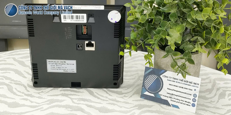 Máy chấm công Ronald Jack FA110 có cổng kết nối đa dạng