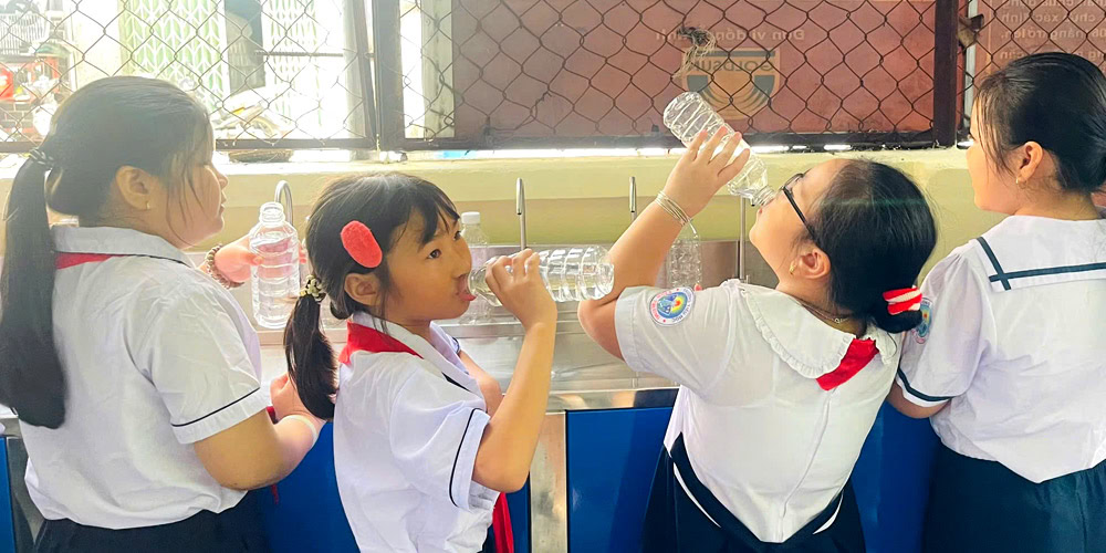 Các em học sinh vui mừng uống nước sạch mát lành tại trường Các em học sinh vui mừng uống nước sạch mát lành tại trường