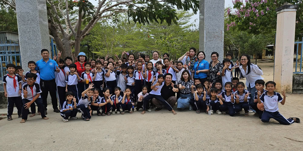 Đoàn thiện nguyện chụp ảnh kỷ niệm cùng thầy cô và học sinh tại cổng trường Đoàn thiện nguyện chụp ảnh kỷ niệm cùng thầy cô và học sinh tại cổng trường