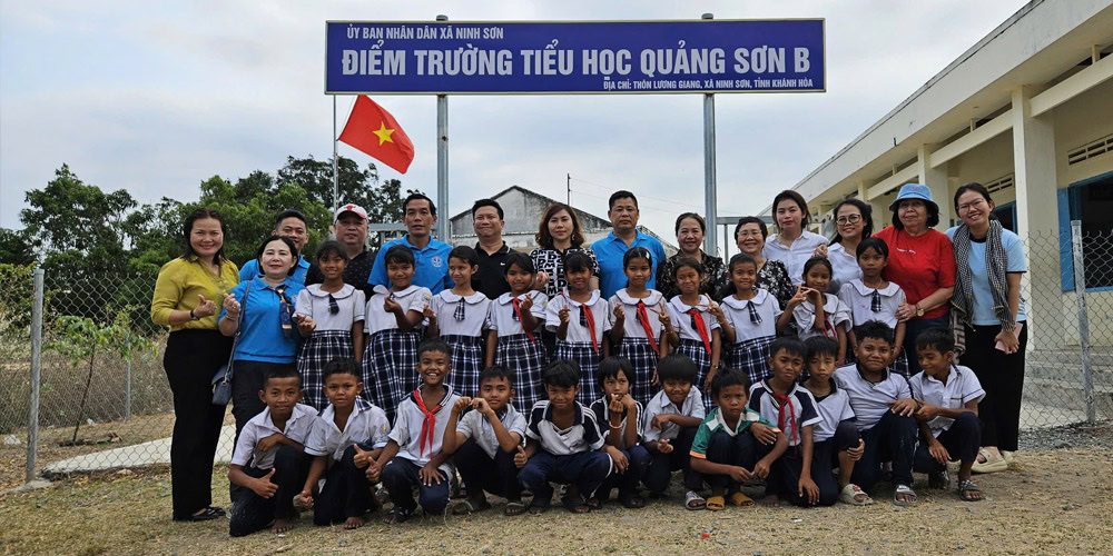 Đoàn công tác chụp ảnh lưu niệm tại Điểm trường Tiểu học Quảng Sơn B Đoàn công tác chụp ảnh lưu niệm tại Điểm trường Tiểu học Quảng Sơn B
